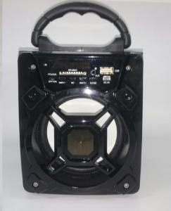 La bocina,bluetooth radio FM  permite la conectividad bluetooth. Posee  una pote